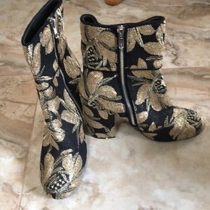 Steve Madden Brand New black and gold boots